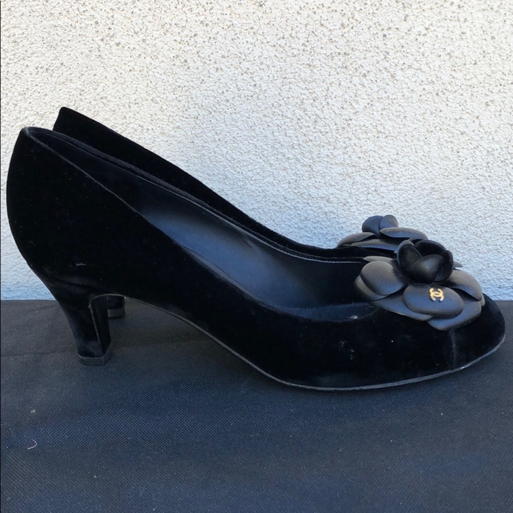 Classic Chanel heels with flower and CC sign